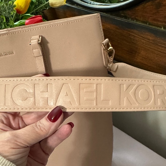 Michael Kors Blush Pink Travel Tote Bag with bag charm NWOT - Picture 3 of 8